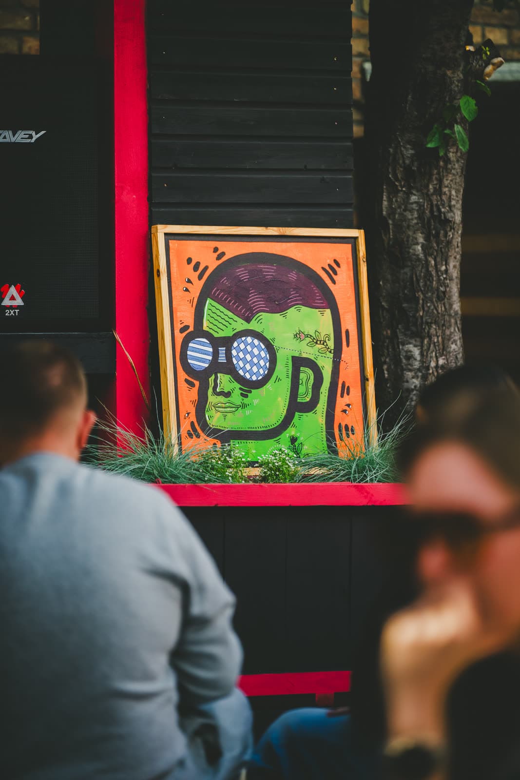 Mural na ścianie placu